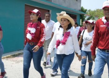 Recorre Beatriz Mojica casa por casa las principales calles de Cuautepec