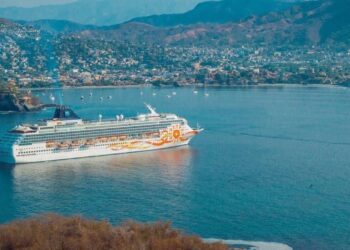 Arribó a Zihuatanejo el Norwegian Sun con 1,788 pasajeros y 897 tripulantes
