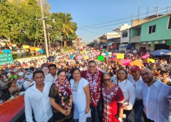 ARROPAN MÁS DE 4 MIL A JOSÉ EN SU ARRANQUE DE CAMPAÑA EN PETATLÁN