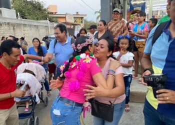 Liz Tapia  fue recibida por miles de personas en Pantla