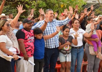 Candidato de Morena José Popoca Martínez recorre colonia y comunidades de Petatlán