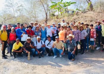 Habitantes de colonias de La Unión reciben a Rebeca Núñez