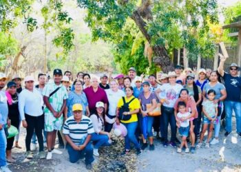 Visita Rebeca Núñez a vecinos de colonias de la cabecera municipal de La Unión