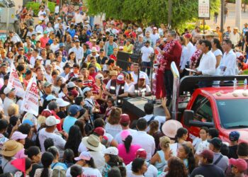 José Popoca se compromete a eficiente el abasto de agua en Petatlán