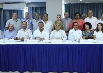 Camina Manuel Añorve la zona poniente de Acapulco, vecinos le abren las puertas de su casa para escuchar sus propuestas