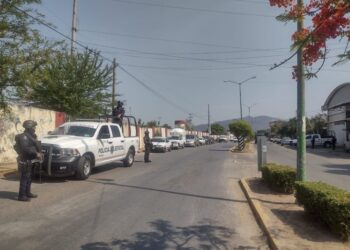 Autoridades de los tres niveles de Gobierno brindan seguridad en la asamblea de la instalación del gobierno municipal comunitario de Ayutla