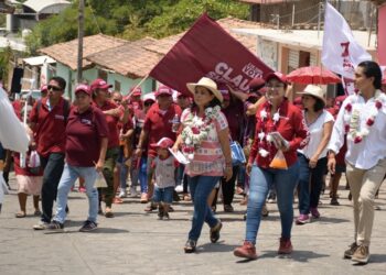 Beatriz Mojica se compromete a gestionar desde el Senado las peticiones de Azoyú