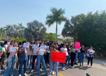 Protestan alumnos de UTCG; piden reinstalen un maestro