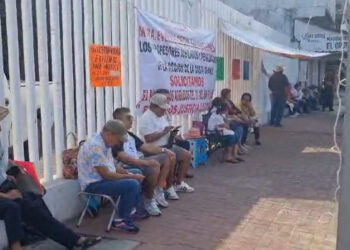 Maestros jubilados toman oficinas de gobierno en Zihuatanejo; exige pago del SAR-Fovissste