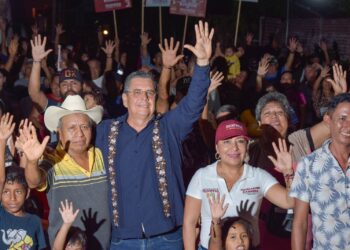 José Popoca Martínez visita colonia Centro en compañía de Maricarmen Cabrera