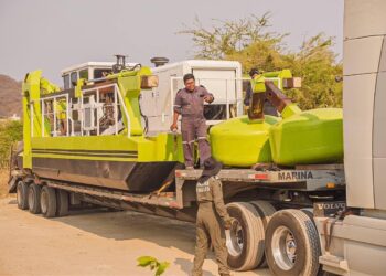Llega draga de la Marina a Zihuatanejo para limpiar laguna Las Salinas  