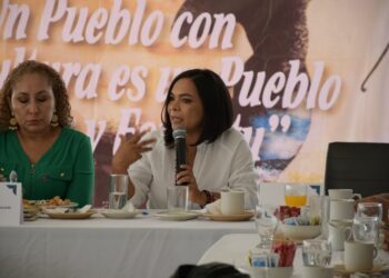 Beatriz Mojica expone ante el Grupo Solidaridad sus proyectos de trabajo como legisladora