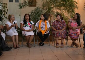 Se reúne Beatriz Mojica con indígenas que radican en la capital
