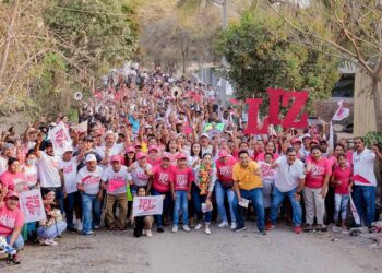 Liz Tapia recorre comunidades de Zihuatanejo y recibe el apoyo de miles de simpatizantes
