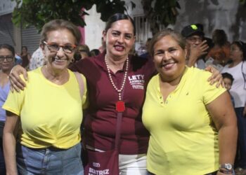 Vecinos y comerciantes del Centro de Petatlán respaldan proyecto de Lety Armenta en el Distrito 11
