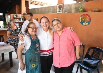 Liderazgos de la comunidad de Pantla se reúnen con Rebeca Núñez