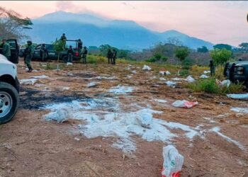 FGE asegura artefactos explosivos, equipo tácticos, químicos, y desmantela campamento en Petatlán