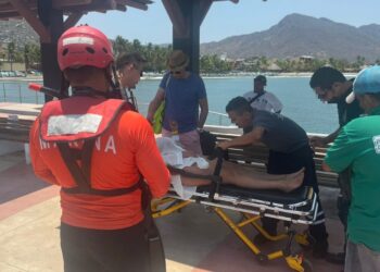Marina evacua a turista con lesión por anzuelo de pesca a bordo de una embarcación frente a costas de Zihuatanejo, Guerrero