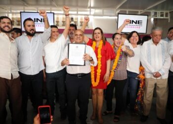 Entrega INE constancia de mayoría que lo acredita como senador de la República por Guerrero a Manuel Añorve