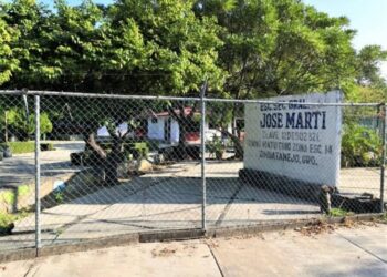 Ordena SEG cambio de conserje en la José Martí por problema interno; la sacan con apoyo de la policía
