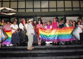 REALIZAN ENCENDIDO DE LUCES DEL  RGULLO LGBTIQ+ EN EL CONGRESO DEL ESTADO