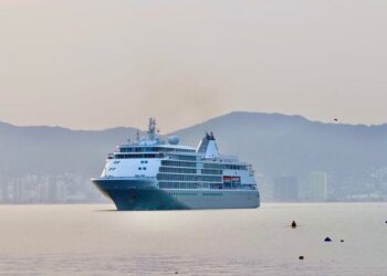 Llega al puerto de Acapulco embarcación de lujo con 653 personas a bordo