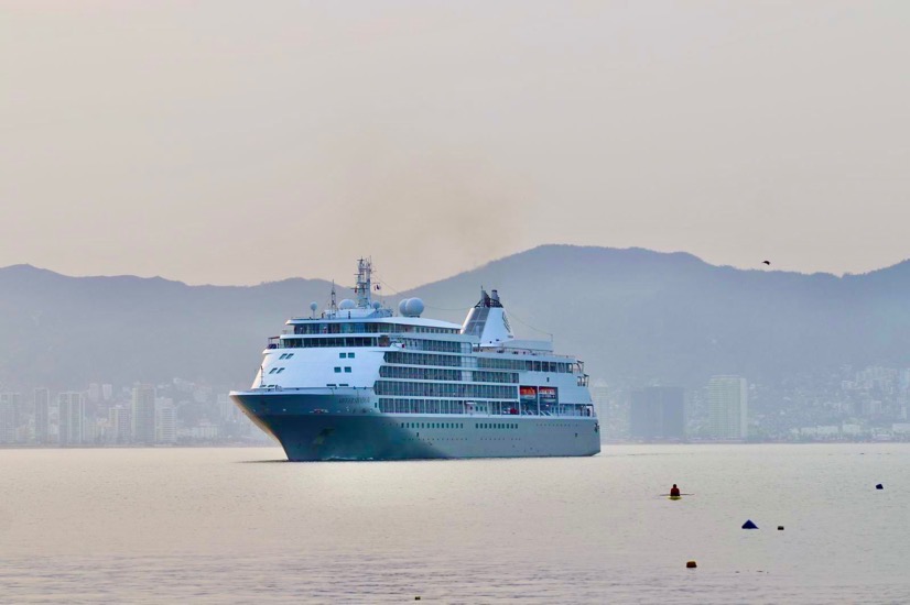 embarcacion-lujo-acapulco-pasajeros-llega.jpg