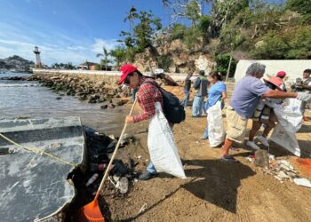 Realiza personal de la Semaren Guerrero jornada de limpieza en playas de Acapulco