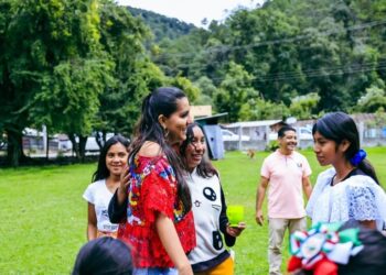 Supervisa Liz Salgado programa alimentario y de huertos escolares en la comunidad de Omiltemi
