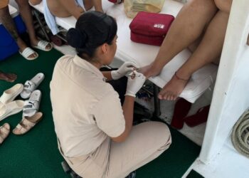 Marina evacua a turista con lesión por anzuelo de pesca a bordo de una embarcación frente a costas de Zihuatanejo, Guerrero