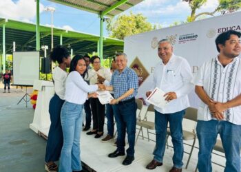 Entrega titular de la SEG constancias de capacitación para el trabajo