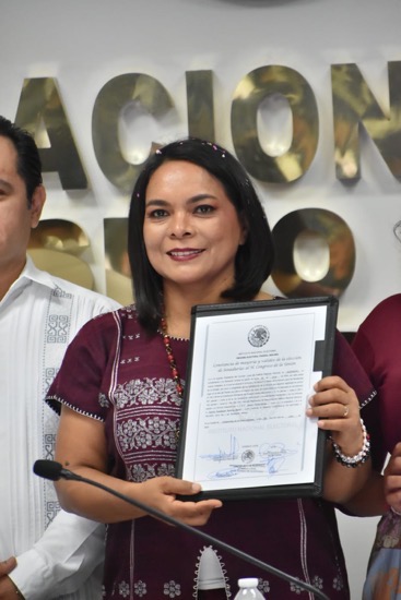 senadora-beatriz-mojica-morga-constancia.jpg