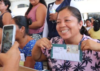 “Son estas y otras acciones las que comprueban todo el amor que nuestro presidente Andrés Manuel López Obrador le tiene a Guerrero”; Iván Hernández Díaz durante la entrega de tarjetas “La Clínica es Nuestra” en Acapulco