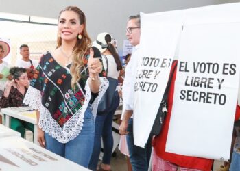 Acude la gobernadora Evelyn Salgado a emitir su voto