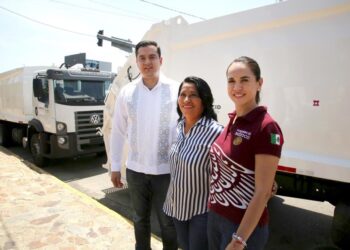 Recibe Abelina donación de cuatro camiones recolectores para Acapulco