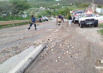 Personal de SGIRPCGRO atiende escurrimientos y retira material sólido por tormenta local al sur de Chilpancingo