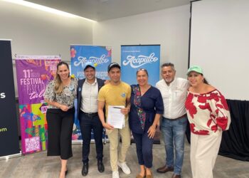 Promocionan a Acapulco en caravana turística en Baja California