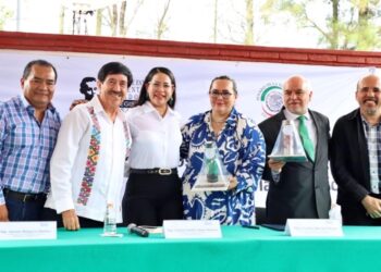 ENTREGAN CONSTANCIAS A 59 TRABAJADORES DEL CONGRESO QUE CURSARON SEMINARIOS Y DIPLOMADOS EN EL SENADO DE LA REPÚBLICA