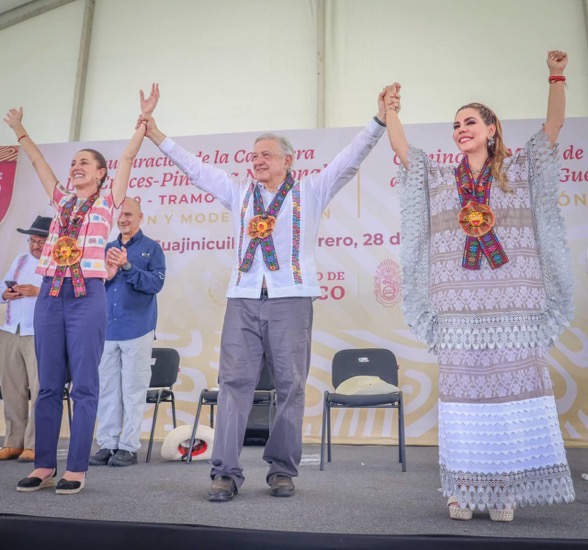 evelyn-amlo-claudia_ Cruces-Pinotepa_.jpg