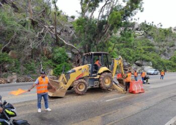 Atiende la administración de la gobernadora Evelyn Salgado fugas de la avenida Escénica y da mantenimiento a esta importante vía de Acapulco