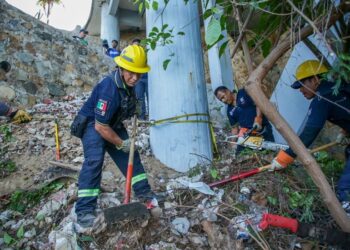 Gobierno de Evelyn Salgado realiza Jornada Integral de Limpieza y Reordenamiento en la Quebrada y playa Manzanillo