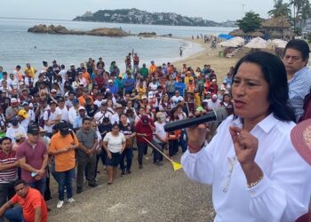 Encabeza Abelina limpieza de playas en Acapulco con funcionarios y ciudadanos