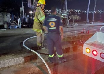 BOMBEROS DE LA SGIRPCGRO SOFOCAN INCENDIO EN ESTABLECIMIENTO COMERCIAL DE ACAPULCO