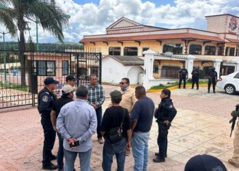 Resultado del diálogo de funcionarios estatales con inconformes levantan el bloqueo en carretera federal en Teloloapan