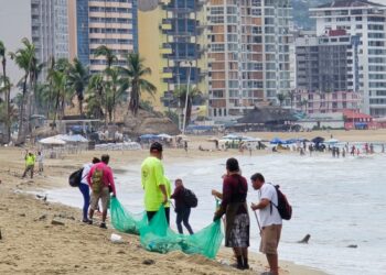 Instruye Evelyn Salgado a la Promotora y Administradora de Playas Acapulco operativo de limpieza por arrastre de basura