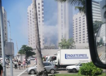 Cuerpos de emergencia sofocan conato de incendio en hotel de acapulco