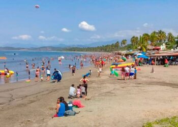 Les fue bien dicen meseros en playa Linda, Ixtapa