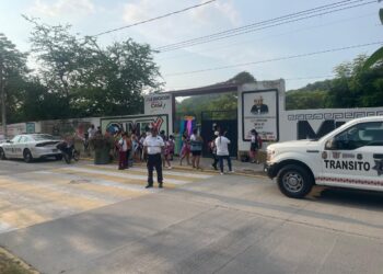 Desde primera hora, la Secretaría de Seguridad Pública de Guerrero, a través Tránsito Estatal, mantiene presencia en inmediaciones de los distintos planteles educativos.