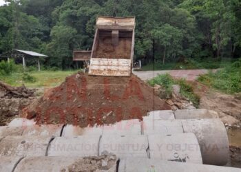 Restablecen paso al municipio de Coahuayutla en comunidad El Naranjo