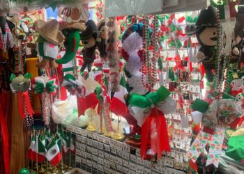 Reportan bajas ventas en artículos patrios en Zihuatanejo